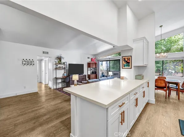 5805 Whitsett Ave APT 201, Valley Village, CA 91607