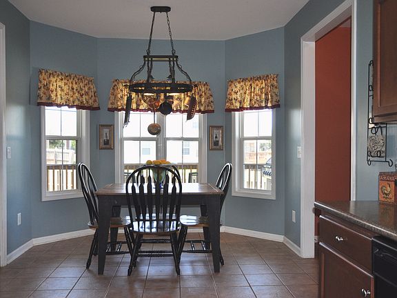 Breakfast Nook w/Bay Window