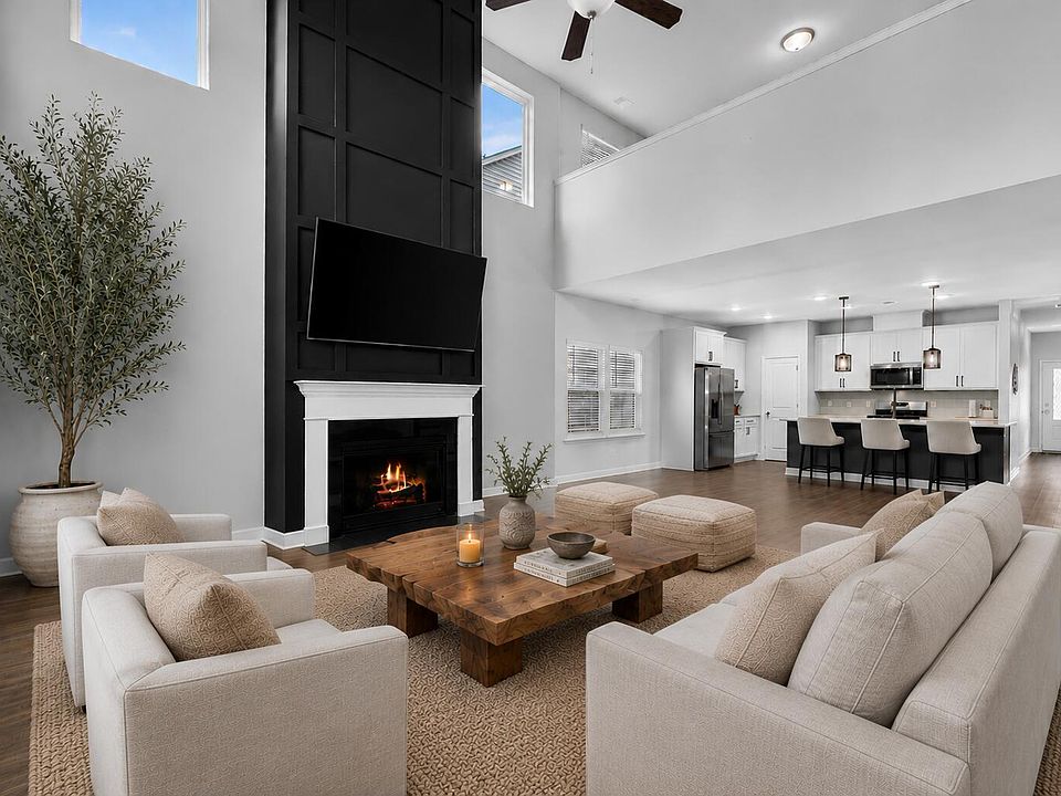 1st image of 135 Lucca Dr