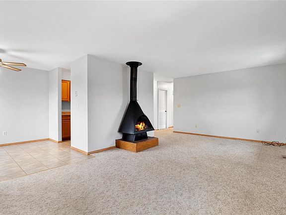 4th image of 401 Whitehall Ct