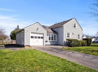 136 Rosecroft Dr, Rochester, NY 14616