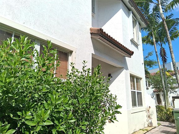 4th image of 1044 NE 30th Ave