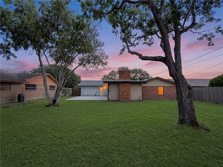 853 Belmeade Dr — Photo 3