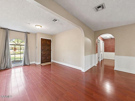 3rd image of 214 Saint Nicholas Dr