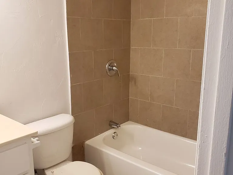 940 Lockhart St — Photo 19