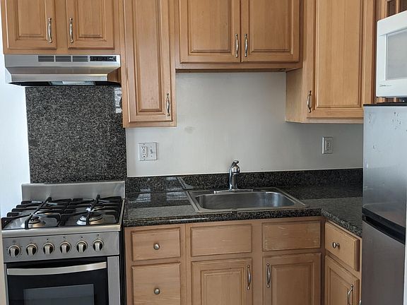 5th image of 1675 Bush St #16