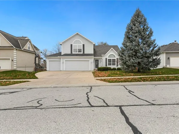 3916 SW Chatham Dr, Lees Summit, MO 64082