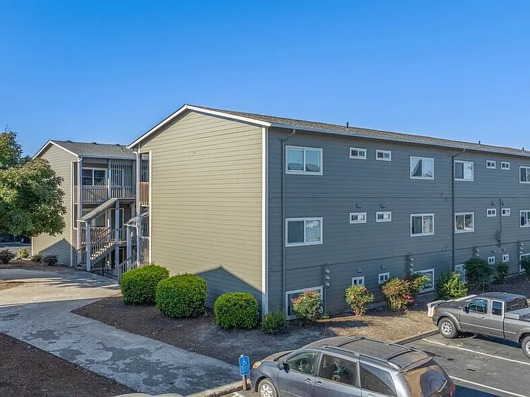 Salem Parkway — Photo 17