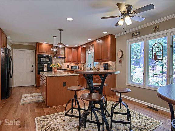 3rd image of 2009 Mountain Ash Cir