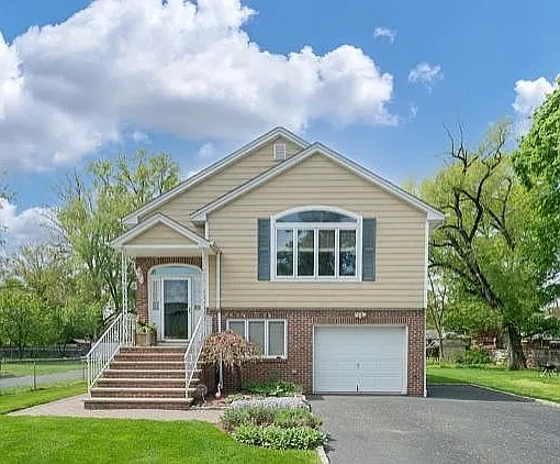 3 bed, 2485 sqft, $4,000 — Photo 1