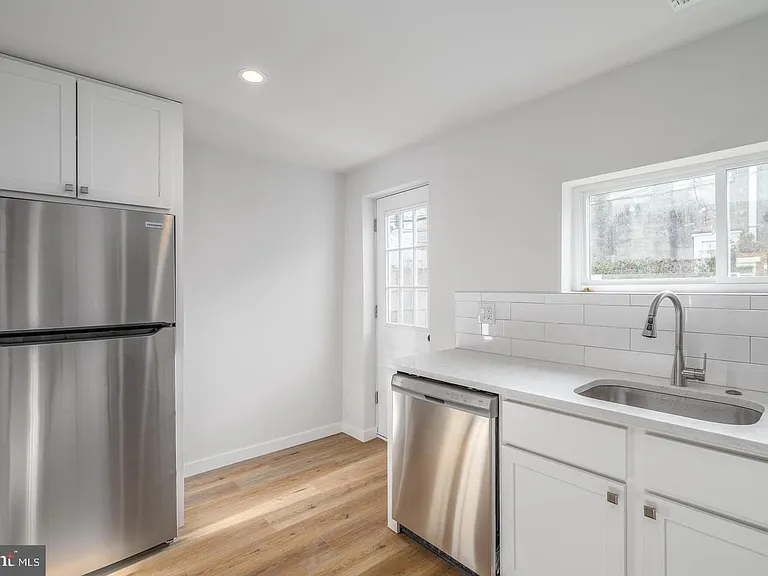 438 Dudley St — Photo 6