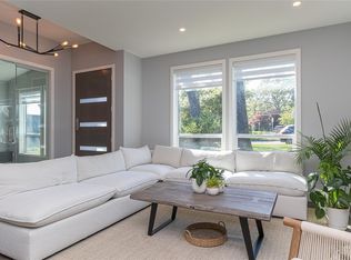 909 Bank St, Victoria, BC V8S 4B1