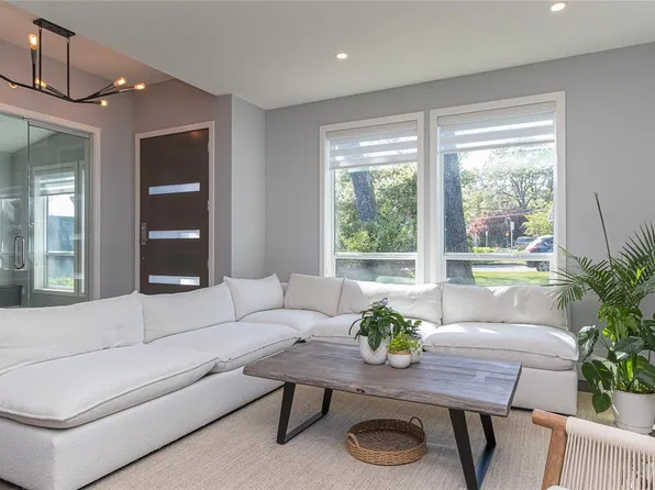 909 Bank St, Victoria, BC V8S 4B1