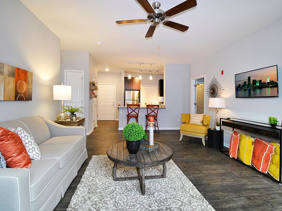 2nd image of 840 Tosomock Cir #209
