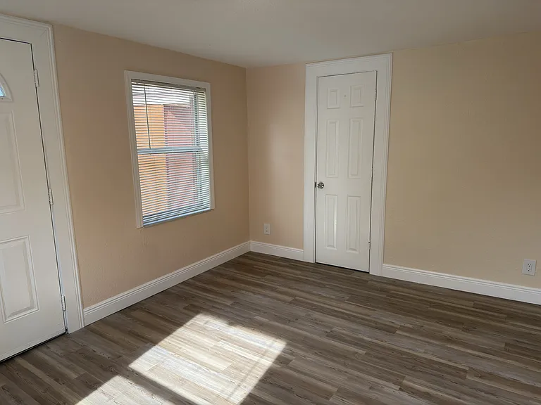 Bonus room facing bathroom