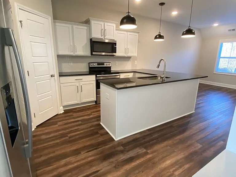 1035 Glenkirk Dr — Photo 3