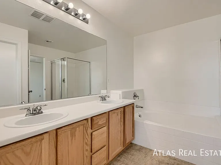 2692 Niddrie Ave — Photo 5