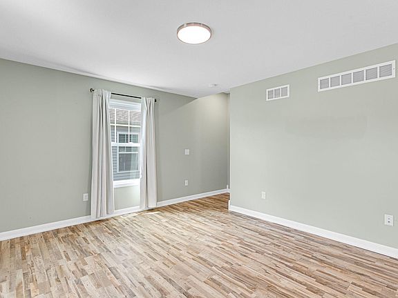 4th image of 1544 E Edgar Ave
