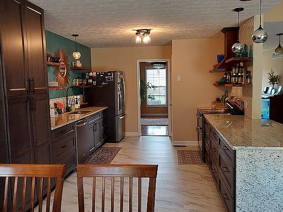 3rd image of 110 Creekside Dr