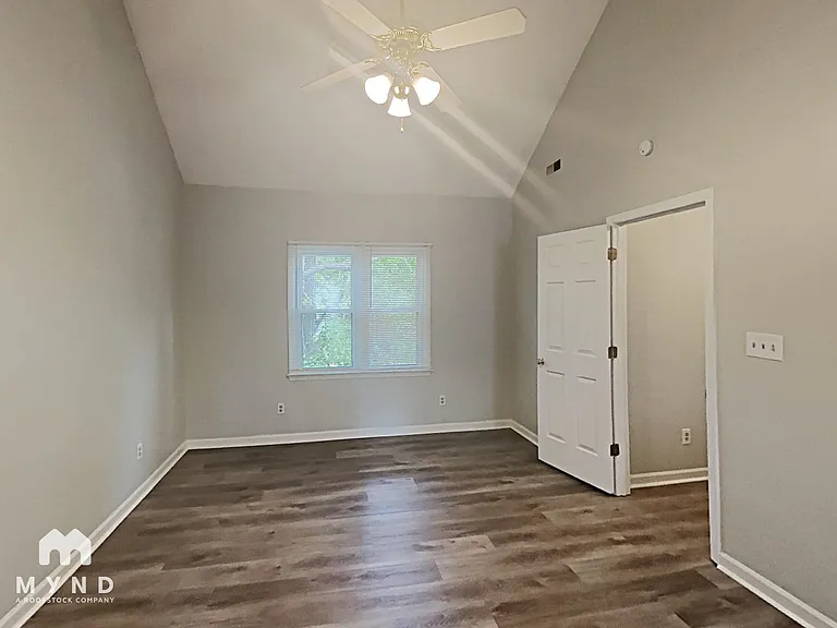 2200 Long And Winding Rd — Photo 11
