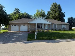 811 Deer Circle Dr, Carlyle, IL 62231