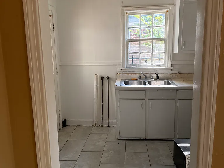 2140 Henry Ave — Photo 1