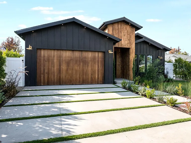 5323 Allott Ave — Photo 2
