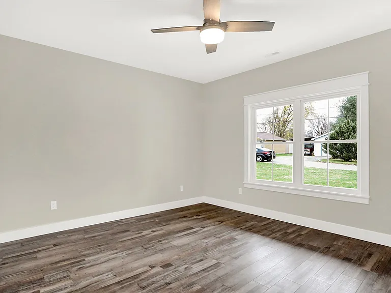 2110 S Smith Rd — Photo 12