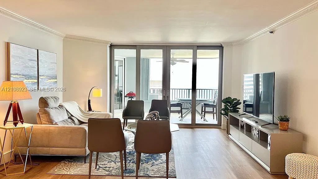 Corniche Condo — Photo 3