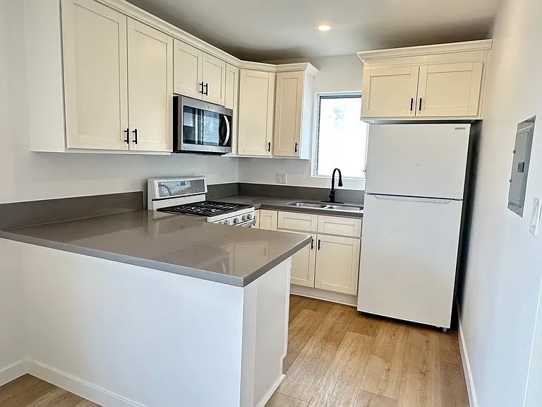 1638 Granville Ave #4 — Photo 1