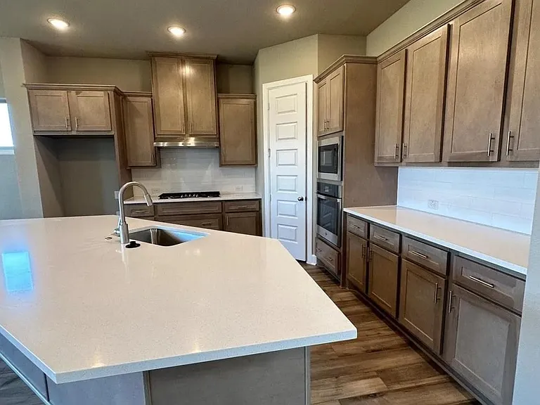 2525 Four Roses Dr — Photo 4