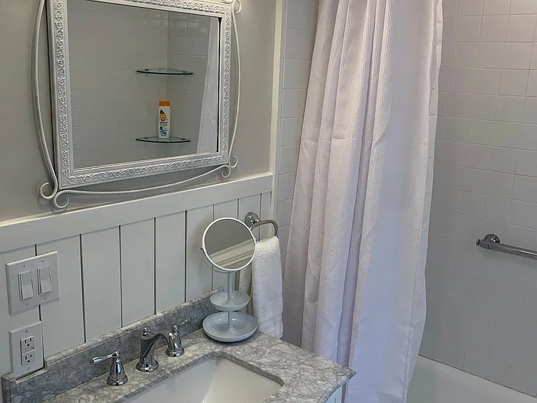 Upstairs full bathroom