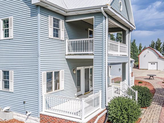 5th image of 809 Railway St