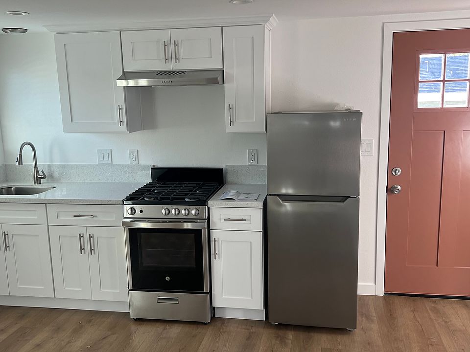 Beautiful new cabinets and kitchen.