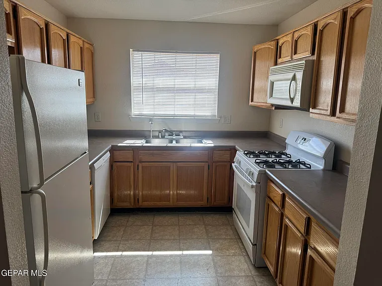 11205 Whitey Ford St — Photo 5