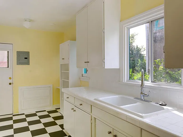 615 S Columbus Ave — Photo 7