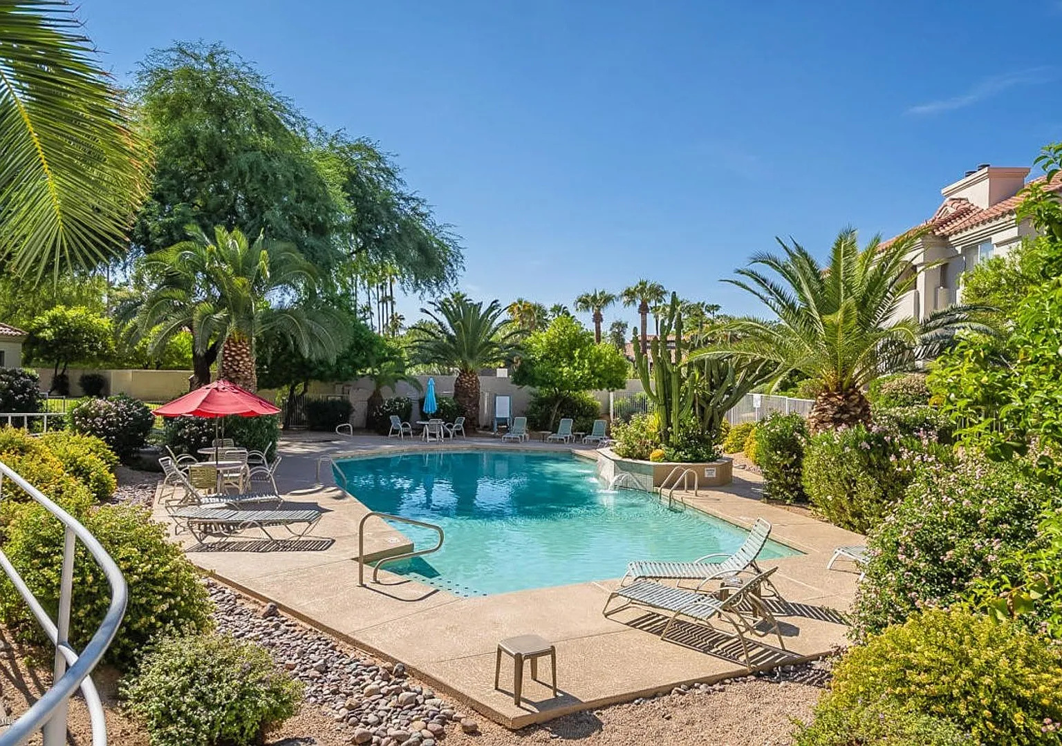 2 Bedroom Paradise Valley Gem with Private Patio & Fireplace — Photo 2