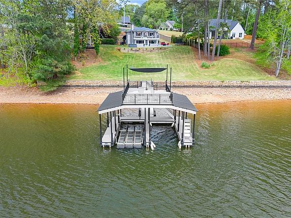 3rd image of 924 Pine Cir