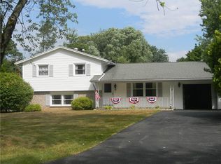 40 Shrubbery Ln, Rochester, NY 14624