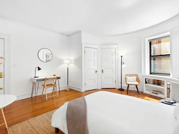 293 Riverside Drive image 2 of 9