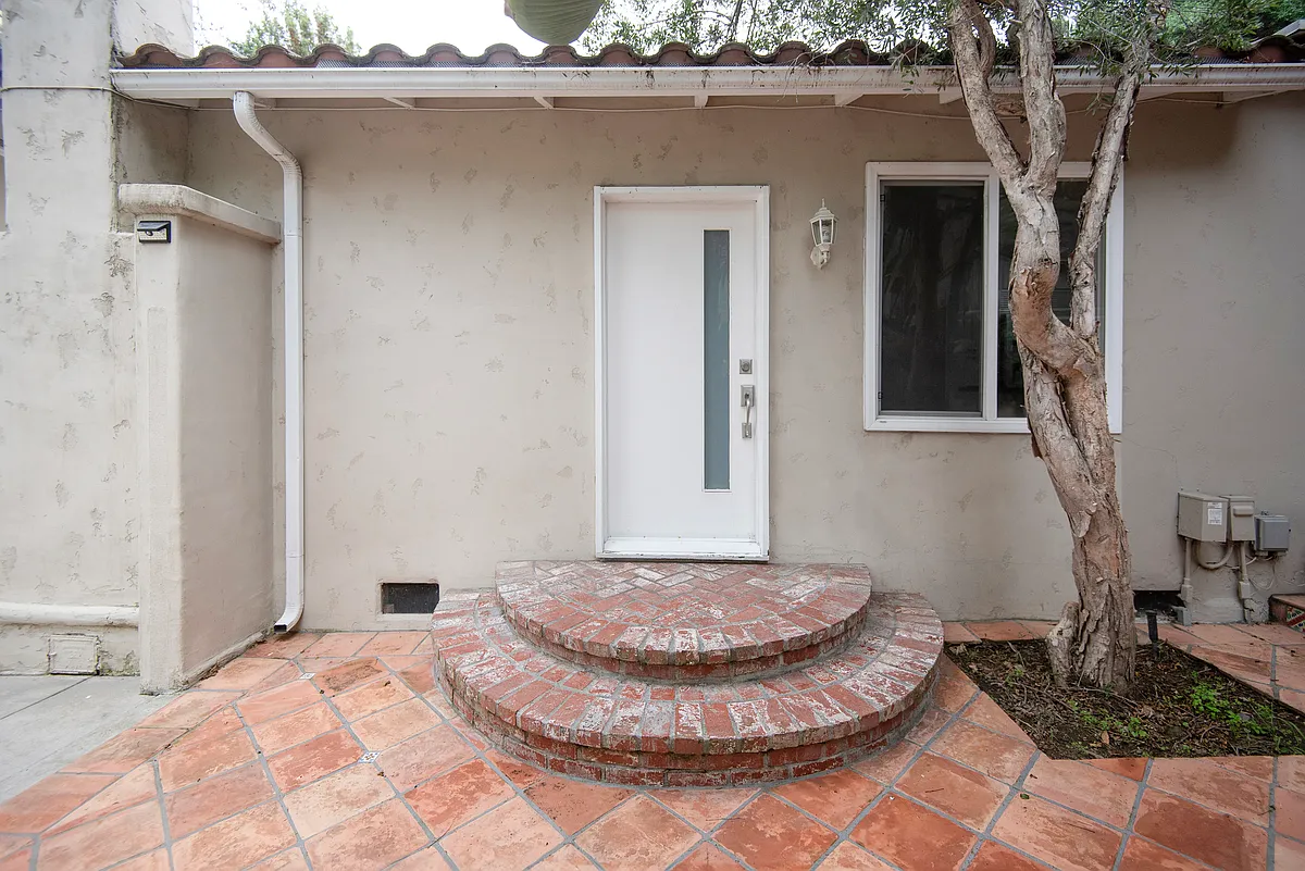 Building Photo - 903 N Beverly Glen Blvd