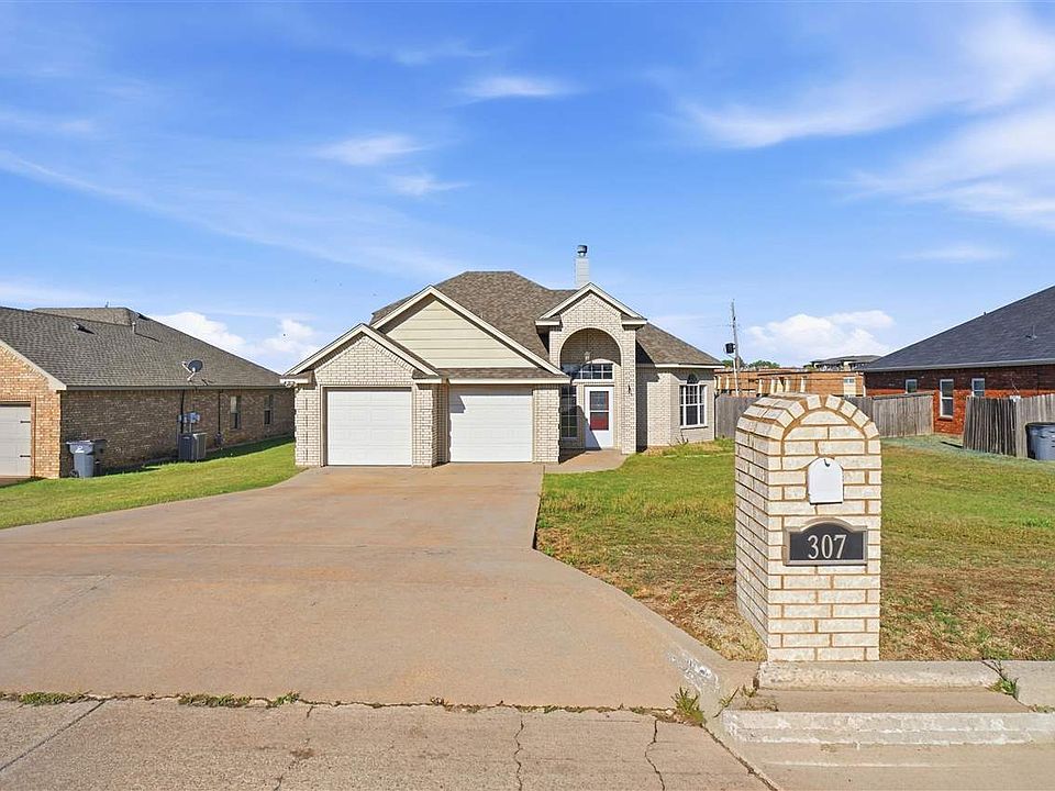 1st image of 307 SE Camelot Dr