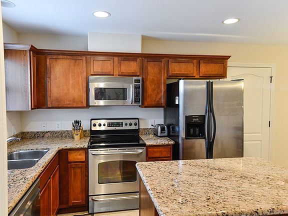 4th image of 26 Pinehurst Dr