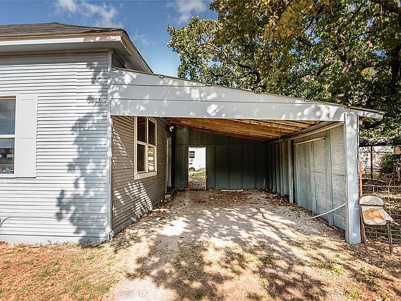 4th image of 110 W Pecan St