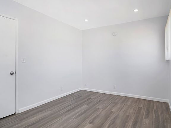 5th image of 15749 Vanowen St #4866003