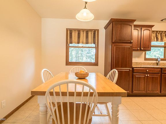 4th image of 140 Surry Oak Dr