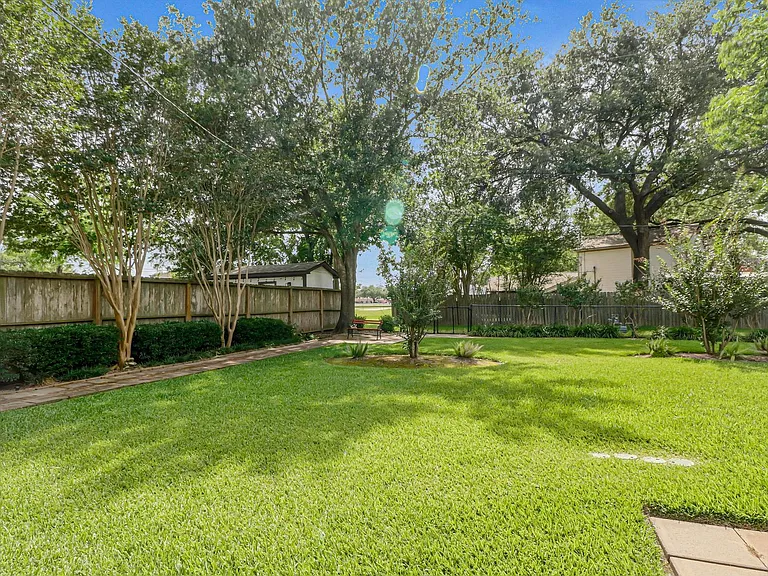 805 Bluebonnet Ln — Photo 8