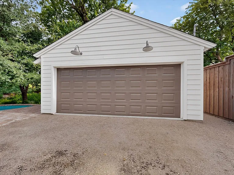 2323 Barberry Dr — Photo 43
