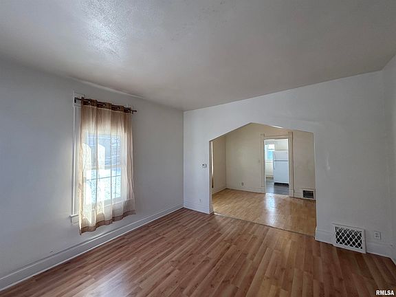 5th image of 400 E Corrington Ave