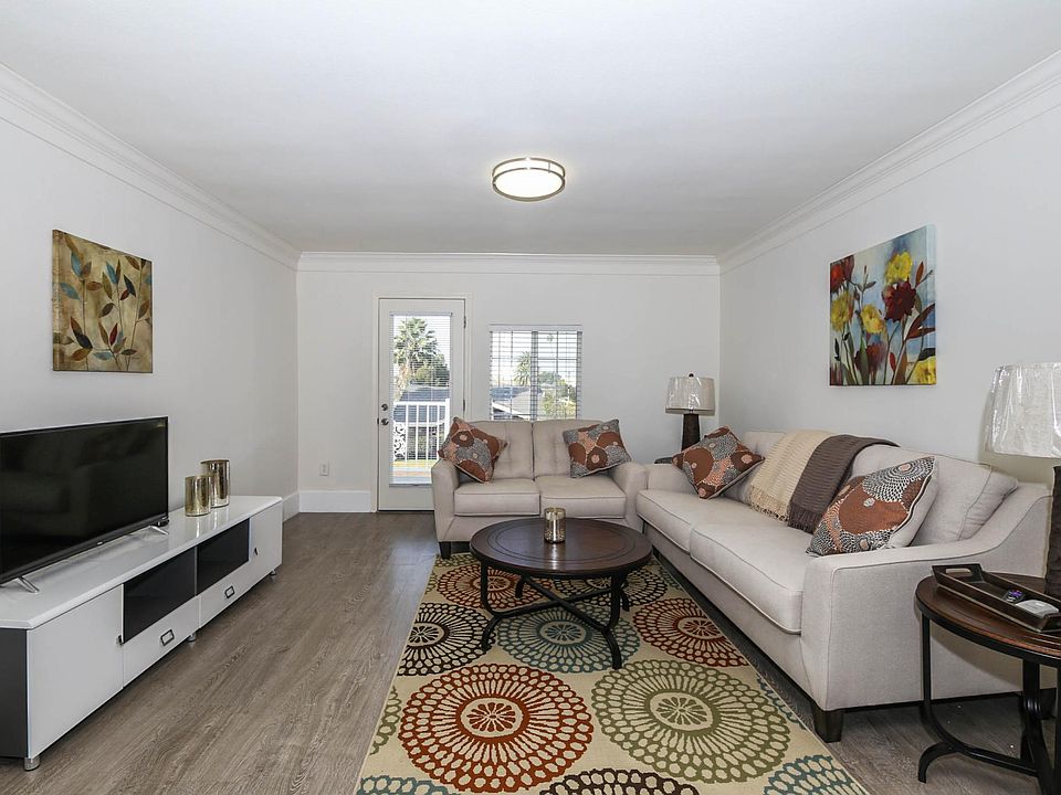1st image of 442 N Harvard Blvd